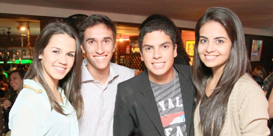 Amigos reunidos na noite francana: Nayara Sousa, Murilo Alves, Ítalo Mazzucatto e Vanessa Chieregato
